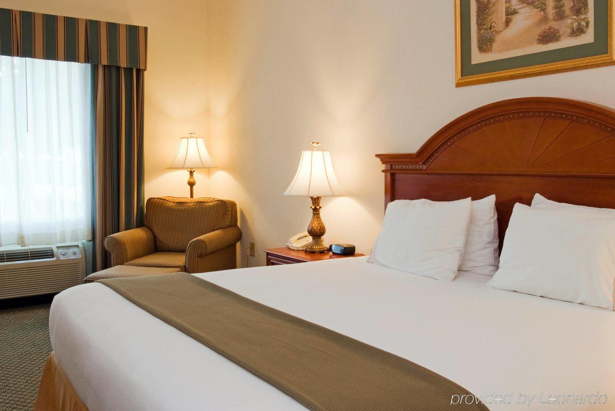 Holiday Inn Express Hotel & Suites Emporia By Ihg Pokoj fotografie